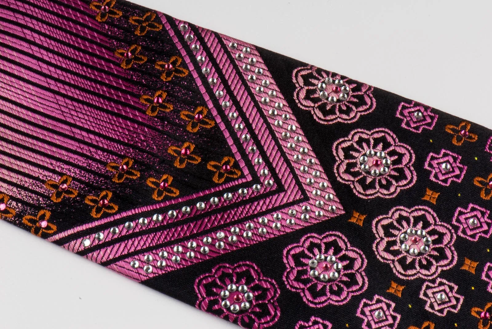 Perry Ellis Men's Silk Neck Tie Pink Quatrefoil Motif Design On Black