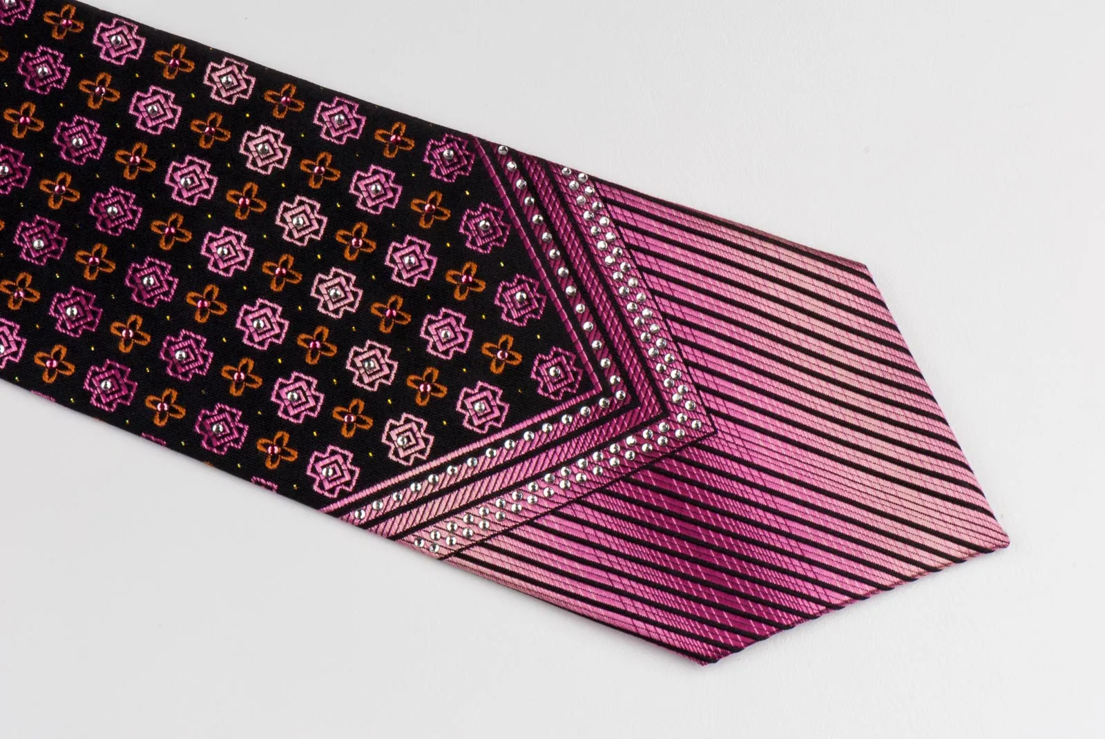 Perry Ellis Men's Silk Neck Tie Pink Quatrefoil Motif Design On Black